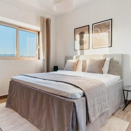Stunning Vacation For Up To Ten With Balcony All Yours 아파트