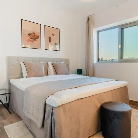아파트 Stunning Vacation For Up To Ten With Balcony All Yours 레메소스