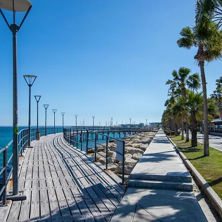 아파트 Stunning Vacation For Up To Ten With Balcony All Yours 레메소스
